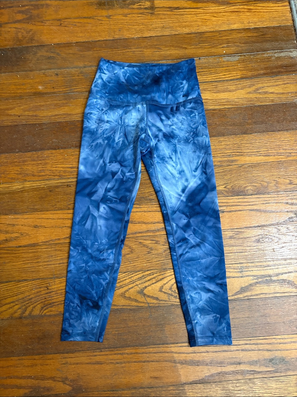 Beyond Yoga Smokeshow High-Waisted Leggings in the Outlaw Navy Smoke capris xs